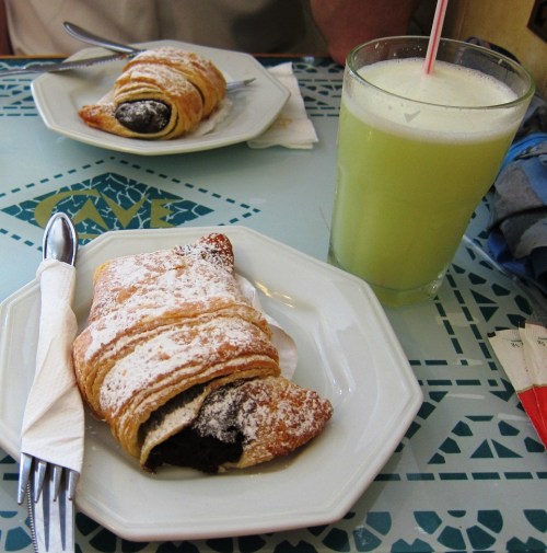 Limonada Suica and Croissant